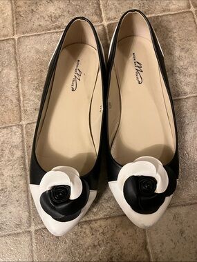 Midnight Velvet Black & White Floral Applique Pointed Toe Flats